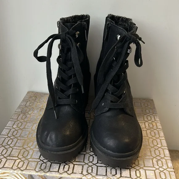 Torrid Sweater Detail Heeled Hiker Booties Women's size 6WW - Picture 2 of 9